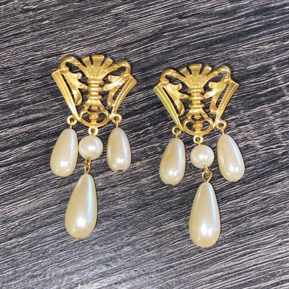 Vintage AVON Royal Crest Dangle Pierced Earrings Faux Teardrop Pearl Gold Tone - Picture 5 of 9